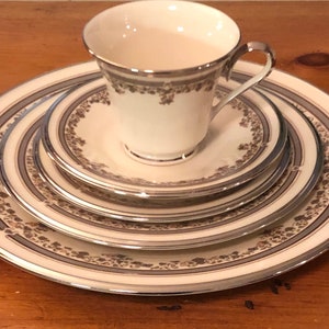 Lenox &quot;Lace Point&quot; Fine China 5 Piece Place Setting Made in the USA