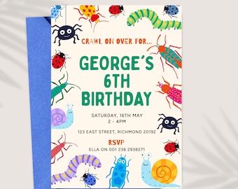 Può includere: Un invito di compleanno con una busta blu. L'invito presenta illustrazioni colorate di insetti e il testo "Crawl on over for... George's 6th Birthday." Include data, ora e informazioni RSVP.