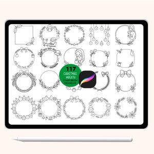 以下が含まれることがあります： タブレットに表示されたデジタルアートコレクション。Procreate用の117個のクリスマスリーススタンプブラシが特徴です。白黒のイラストには、リボン、オーナメント、ホリデーフィギュアのリースが含まれています。「JOY TO THE WORLD」のテキストが表示されます。