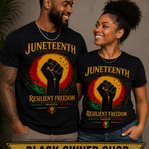 Peut inclure: Un t-shirt noir avec un motif graphique portant le texte JUNETEENTH JUNE 19, 1865, RESILIENT FREEDOM, et UNBROKEN, UNSHAKEN, UNSTOPPABLE. Le design présente une silhouette de poing levé sur un fond circulaire rouge, jaune et vert.