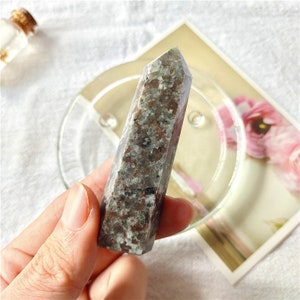 Birthstone Yooperlight Tower Chakra Kristallen Healing Stones Citrien Rokerige Punten voor Home Decoratie Spirituele Meditatie Energie 5-7cm
