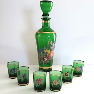 Vintage italienische Smaragdgrün Glas & Emaille Blumenmuster Karaffe mit Schnapsgläser Likör Set