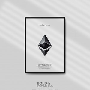 Puede incluir: Una impresión enmarcada en blanco y negro con la palabra "ethereum" en la parte superior y una imagen estilizada en blanco y negro del logotipo de la criptomoneda ethereum. El texto "CRYPTOCURRENCY" está debajo del logotipo con una descripción de la criptomoneda. El texto "BOLD & WONDERFUL" está debajo del marco con el texto "QUALITY - AFFORDABLE - PRINTS" debajo.