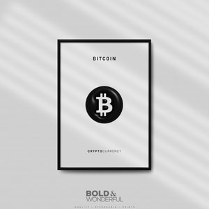 Könnte beinhalten: Ein schwarz-weißer gerahmter Druck mit dem Wort "BITCOIN" oben und einem schwarzen Kreis mit einem weißen "B" darin. Der Text "CRYPTOCURRENCY" befindet sich unter dem Kreis. Der Druck hat einen weißen Hintergrund und ist in einem schwarzen Rahmen gerahmt. Der Text "BOLD & WONDERFUL" befindet sich unter dem Rahmen mit dem Text "QUALITY - AFFORDABLE - PRINTS" darunter.