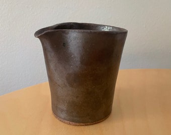 Jarra de vertido de cerámica hecha a mano