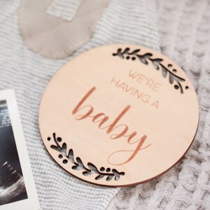 Carte d’étape de bébé de Boho, feuille neutre et gravée, feuille de boho, disque de bois, accessoire de photographie de nouveau-né, annonce de naissance, cadeau de douche de bébé Boho