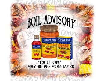 Puede incluir: Un fondo blanco con un diseño rojo, amarillo y azul que presenta una variedad de mariscos, incluyendo cangrejos de río, camarones y cangrejos. El texto "BOIL ADVISORY" está escrito en negro en la parte superior de la imagen. Tres botellas de condimento para hervir mariscos se presentan en el centro de la imagen. El texto "*CAUTION* MAY BE PEE-MON-TAYED" está escrito en negro en la parte inferior de la imagen.