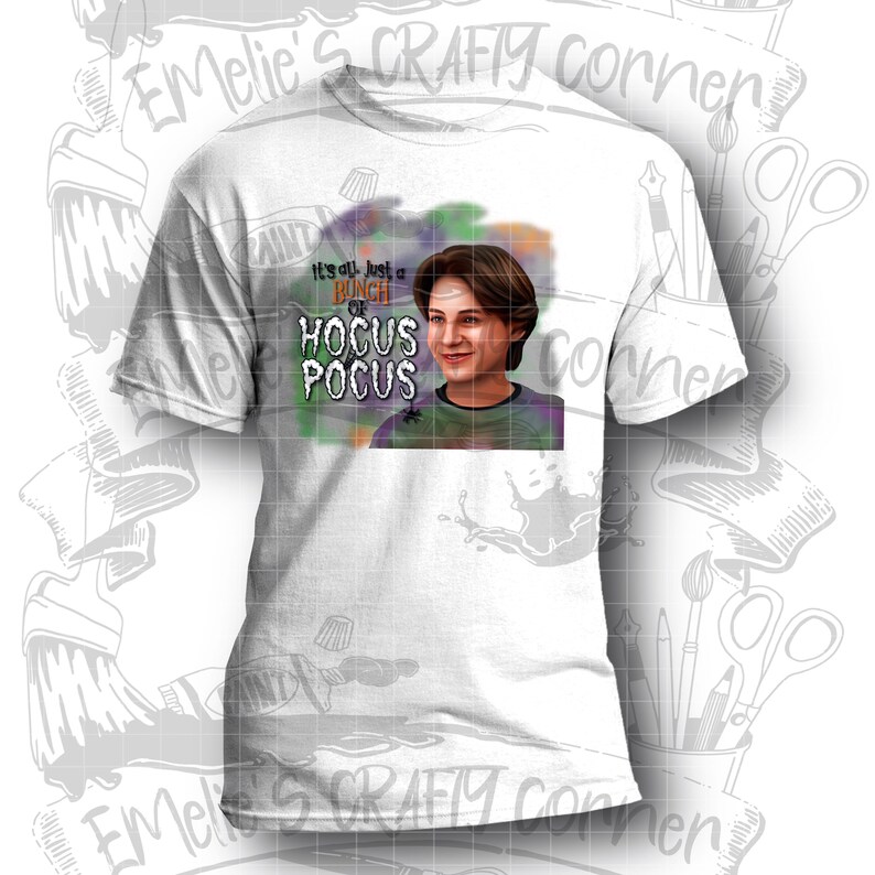 K&ouml;nnte beinhalten: Wei&szlig;es T-Shirt mit einer bunten Grafik eines jungen Mannes mit dem Text "It's all just a bunch of Hocus Pocus".