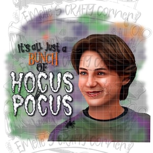 K&ouml;nnte beinhalten: Eine digitale Illustration eines jungen Menschen mit braunen Haaren und einem gr&uuml;nen Shirt. Der Text "it's all just a bunch of HOCUS POCUS" ist in Wei&szlig; mit einem Spinnennetz-Design geschrieben.