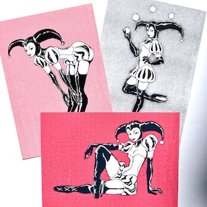 Peut inclure: Trois impressions d'art rectangulaires présentant des illustrations en noir et blanc de personnages de bouffons. Une impression a un fond rose clair, une autre un fond gris texturé et la troisième un fond rouge vif, montrant chaque bouffon dans une pose différente.