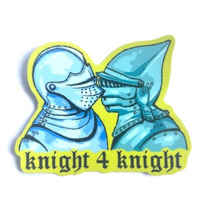 Peut inclure: Un autocollant découpé représentant deux chevaliers en armure bleu clair se faisant face de profil. L'illustration est sur un fond jaune vif avec le texte noir "knight 4 knight" imprimé dans une police gothique en bas.