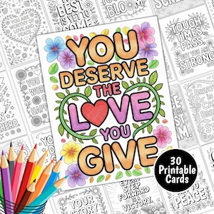 Könnte beinhalten: Eine Sammlung von 30 ausdruckbaren Malvorlagen mit inspirierenden Zitaten. Die zentrale Karte zeigt den Text "YOU DESERVE THE LOVE YOU GIVE", umgeben von bunten Blumen und einem Herzen. Ein Becher mit Buntstiften befindet sich im Vordergrund.