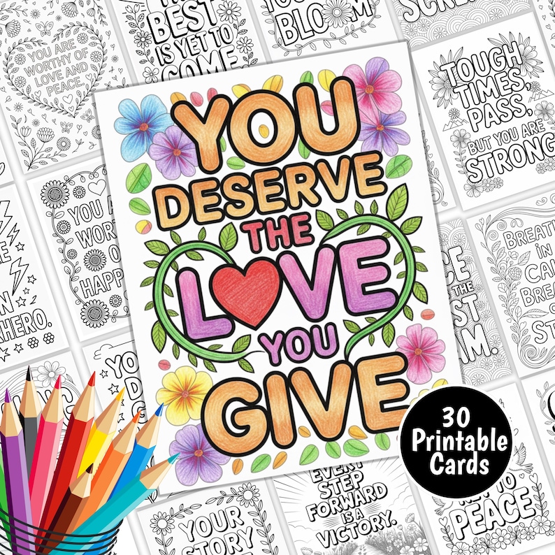 Pu&ograve; includere: Una collezione di 30 biglietti da colorare stampabili con citazioni ispiratrici. La carta centrale presenta il testo "YOU DESERVE THE LOVE YOU GIVE" circondato da fiori colorati e un cuore. Un bicchiere di matite colorate &egrave; in primo piano.