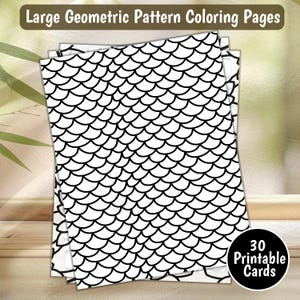 Op de afbeelding: Een stapel kleurplaten met een zwart-wit geometrisch patroon. De pagina's hebben een herhalend schubachtig ontwerp. De tekst "Large Geometric Pattern Coloring Pages" staat bovenaan en een cirkel met "30 Printable Cards" staat onderaan.