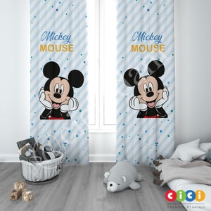 Puede incluir: Dos cortinas a rayas azules y blancas con un diseño de Mickey Mouse. Cada cortina presenta una imagen de dibujos animados de Mickey Mouse con el texto "Mickey Mouse" en letras amarillas.