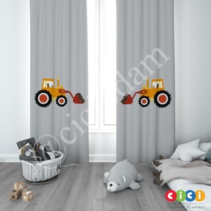 Op de afbeelding: Grijze gordijnen met een gele tractor die een lading bruine aarde vervoert. De tractor heeft een rode voorband en een rode achterband. De gordijnen bevinden zich in een kamer met een houten vloer en een wit knuffeldier.