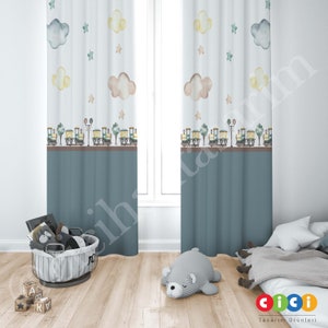 Könnte beinhalten: Kinderzimmer-Vorhänge mit Aquarelldesign. Der obere Teil zeigt Wolken und Sterne in Pastellfarben. Ein Zugmotiv säumt den oberen Teil des teal-farbenen unteren Abschnitts. Die Vorhänge hängen vor einem Fenster.