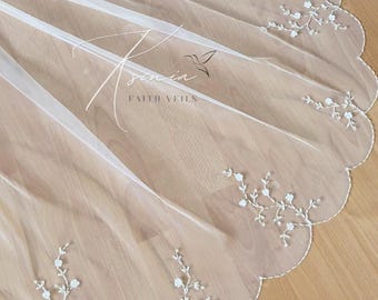 Floral veil with beads Wildflowers veil Unique wedding veil Scalloped edge veil Hand beaded veil Cathedral veil One tier veil on the comb