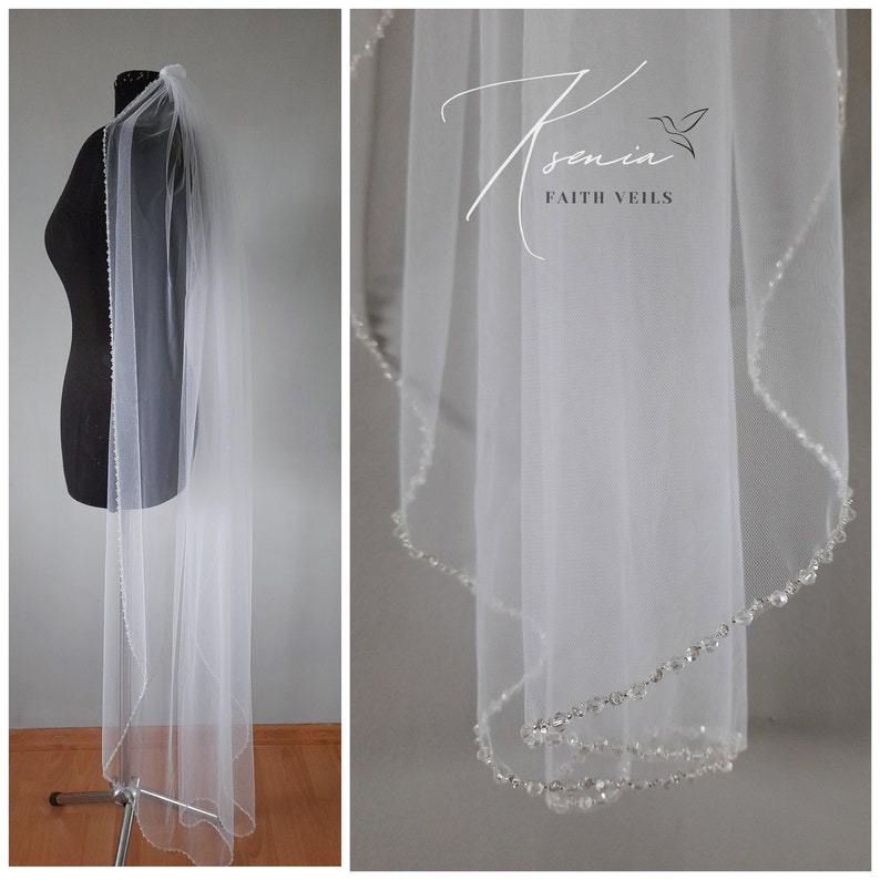 Puede incluir: Un velo de novia blanco de una sola capa de tul con un borde de cuentas. El velo se muestra en un maniqu&iacute;. El texto "Ksenia Faith Veils" es visible en la imagen.