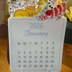 Calendário de mesa de gatos 2026, original, pintado à mão em aquarela, com gatos em um cavalete.