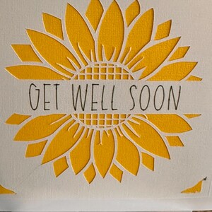 Carte de rétablissement faite maison. Carte carrée de 6 x 6 pouces. Tournesol jaune vif découpé. Bon rétablissement. Blanc à l'intérieur pour votre message.
