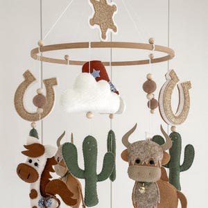 Móvil de fieltro del Viejo Oeste - decoración infantil - decoración de guardería - bebé - vaquero - cactus - caballo - sheriff - herradura