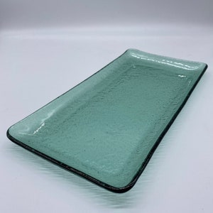 Peut inclure: Un plateau de service rectangulaire en verre vert clair avec une surface texturée.