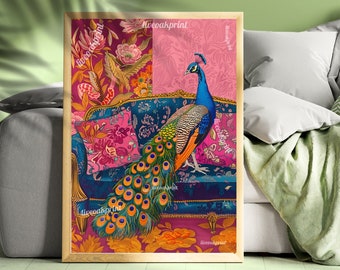 Op de afbeelding: Een kleurrijke illustratie van een pauw die op een vintage bank zit met een bekleding met bloemenmotief. De pauw heeft blauwe en groene veren en een lange staart. De bank is versierd met kussens en heeft een gouden frame.
