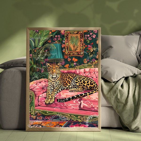Léopard se prélassant sur un canapé de luxe - oeuvre d'art murale maximaliste - imprimé léopard - art mural léopard - décoration murale jungle - salon léopard