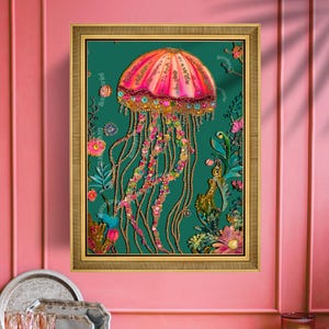 Op de afbeelding: Een ingelijste kunstdruk met een levendige illustratie van een kwal. De kwal heeft een roze en oranje koepel met lange, vloeiende tentakels versierd met kleurrijke edelstenen. De achtergrond is diep teal met bloemen en botanische elementen.