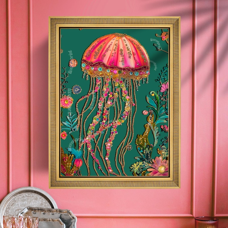 Op de afbeelding: Een ingelijste kunstdruk met een levendige illustratie van een kwal. De kwal heeft een roze en oranje koepel met lange, vloeiende tentakels versierd met kleurrijke edelstenen. De achtergrond is diep teal met bloemen en botanische elementen.