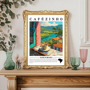 K&ouml;nnte beinhalten: Ein gerahmter Kunstdruck mit dem Wort "CAF&Eacute;ZINHO" oben. Der Druck zeigt eine malerische Landschaft mit einer Kaffeetasse auf einer Fensterbank. Der Text "MADE IN BRAZIL!" befindet sich unten.