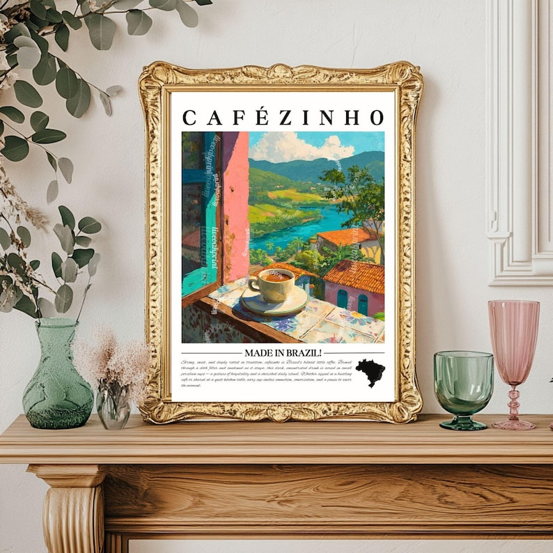K&ouml;nnte beinhalten: Ein gerahmter Kunstdruck mit dem Wort "CAF&Eacute;ZINHO" oben. Der Druck zeigt eine malerische Landschaft mit einer Kaffeetasse auf einer Fensterbank. Der Text "MADE IN BRAZIL!" befindet sich unten.