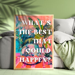 Pu&ograve; includere: Un poster rosa e verde con il testo "What's the best that could happen?" in lettere bianche. Il poster presenta una palla da discoteca e piante tropicali.