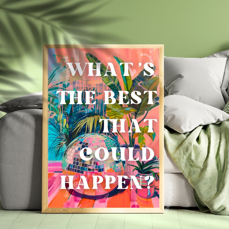 Pu&ograve; includere: Un poster rosa e verde con il testo "What's the best that could happen?" in lettere bianche. Il poster presenta una palla da discoteca e piante tropicali.