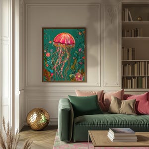 Op de afbeelding: Een ingelijste kunstdruk met een levendige illustratie van een kwal. De kwal heeft een roze en oranje bel met lange, vloeiende tentakels. De achtergrond is teal met kleurrijke bloemen en plantendetails. Het kunstwerk wordt in een woonkamer getoond.