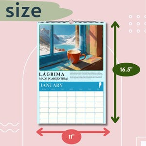 Puede incluir: Un calendario de pared con una imagen esc&eacute;nica de una taza de caf&eacute; junto a una ventana con vistas a un paisaje monta&ntilde;oso. El calendario est&aacute; etiquetado como "L&Aacute;GRIMA MADE IN ARGENTINA!" y mide 28 cm de ancho y 42 cm de alto.