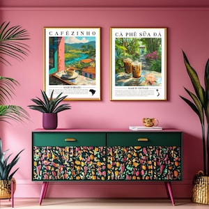 K&ouml;nnte beinhalten: Zwei gerahmte Kunstdrucke mit goldenen Rahmen h&auml;ngen &uuml;ber einem gr&uuml;nen und rosa Schrank. Die Drucke zeigen Kaffeethemen, eines mit dem Text "CAF&Eacute;ZINHO" und das andere "C&Agrave; PH&Ecirc; SỮA Đ&Aacute;". Der Schrank hat eine farbenfrohe gemusterte Front.