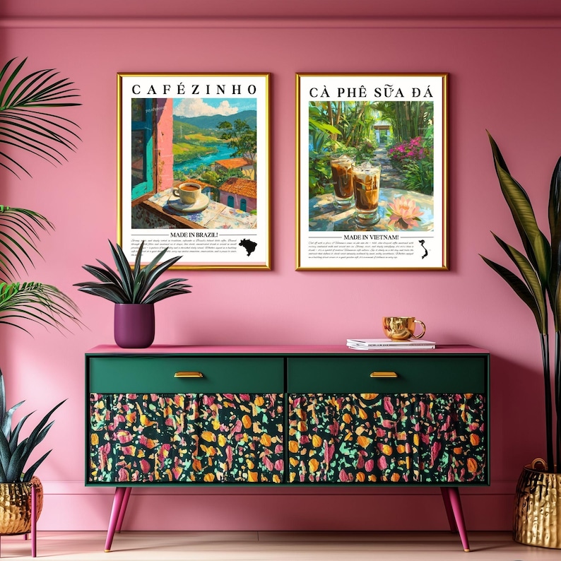 K&ouml;nnte beinhalten: Zwei gerahmte Kunstdrucke mit goldenen Rahmen h&auml;ngen &uuml;ber einem gr&uuml;nen und rosa Schrank. Die Drucke zeigen Kaffeethemen, eines mit dem Text "CAF&Eacute;ZINHO" und das andere "C&Agrave; PH&Ecirc; SỮA Đ&Aacute;". Der Schrank hat eine farbenfrohe gemusterte Front.