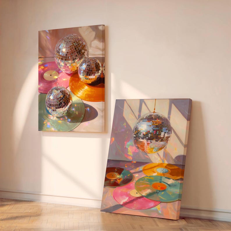 K&ouml;nnte beinhalten: Zwei Leinwanddrucke mit Discokugeln und Schallplatten. Ein Druck zeigt drei Discokugeln und mehrere Schallplatten in Pink, Orange und Gr&uuml;n. Der andere Druck zeigt eine h&auml;ngende Discokugel und weitere Schallplatten.