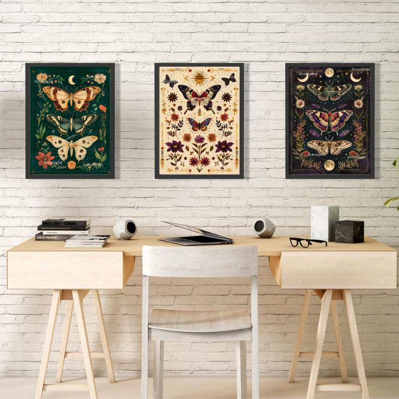 Op de afbeelding: Drie ingelijste prints met een donkergroene, cr&egrave;mekleurige en donkerblauwe achtergrond. Elke print heeft een ander vlinderontwerp met bloemmotieven. De vlinders zijn in tinten paars, roze, geel en orange.