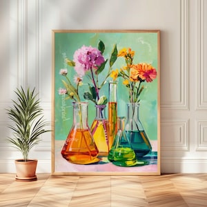 Puede incluir: Una impresión artística enmarcada que presenta flores coloridas en vasos de laboratorio. La obra de arte muestra flores rosas, amarillas y naranjas, con los vasos llenos de líquidos vibrantes. El fondo es verde claro y el marco es de madera natural.