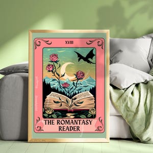 Könnte beinhalten: Gerahmter Kunstdruck mit einer Fantasy-Illustration. Das Kunstwerk zeigt ein offenes Buch mit Rosen, einem Halbmond und einer Drachensilhouette vor einem türkis-orangen Hintergrund. Der Text "THE ROMANTASY READER" ist unten abgebildet.