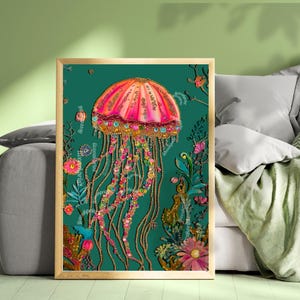 Op de afbeelding: Een ingelijste kunstdruk met een levendig kwallenontwerp. De kwal heeft een roze en oranje bel met ingewikkelde details en lange, vloeiende tentakels. De achtergrond is een diep teal met bloemen- en plantenaccenten.