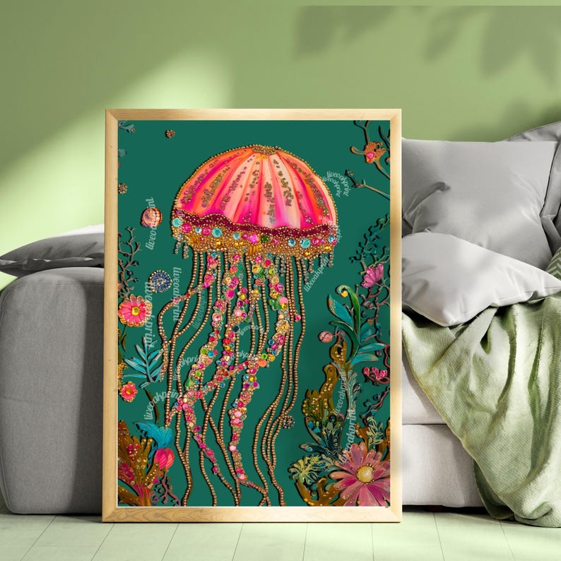 Op de afbeelding: Een ingelijste kunstdruk met een levendig kwallenontwerp. De kwal heeft een roze en oranje bel met ingewikkelde details en lange, vloeiende tentakels. De achtergrond is een diep teal met bloemen- en plantenaccenten.