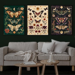 Op de afbeelding: Drie ingelijste prints met een botanisch thema met kleurrijke vlinders en bloemmotieven. De prints hebben een vintage esthetiek en zijn perfect om elke kamer een vleugje natuur te geven.