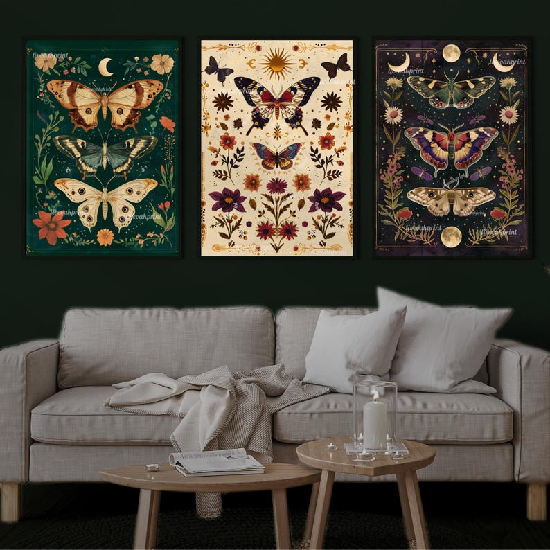 Op de afbeelding: Drie ingelijste prints met een botanisch thema met kleurrijke vlinders en bloemmotieven. De prints hebben een vintage esthetiek en zijn perfect om elke kamer een vleugje natuur te geven.
