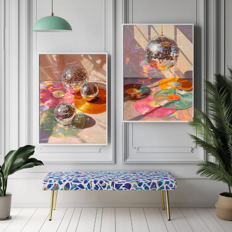 K&ouml;nnte beinhalten: Zwei gerahmte Kunstdrucke mit Discokugeln und farbenfrohen Schallplatten. Ein Druck zeigt drei Discokugeln auf Schallplatten, der andere eine h&auml;ngende Discokugel und Schallplatten. Die Drucke sind in wei&szlig;en Rahmen.