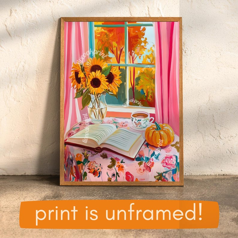 Op de afbeelding: Een schilderij van een stilleven met een boek, een kopje thee, een pompoen en een vaas met zonnebloemen voor een raam met herfstbladeren. De sc&egrave;ne speelt zich af op een tafel met een roze bloemenkleed.