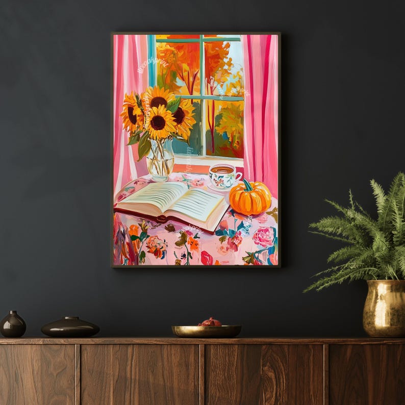 Op de afbeelding: Een schilderij van een stilleven met zonnebloemen, een boek, een kopje thee en een pompoen op een tafel met een bloemenkleed. Het raam achter de tafel toont een uitzicht op herfstbladeren.